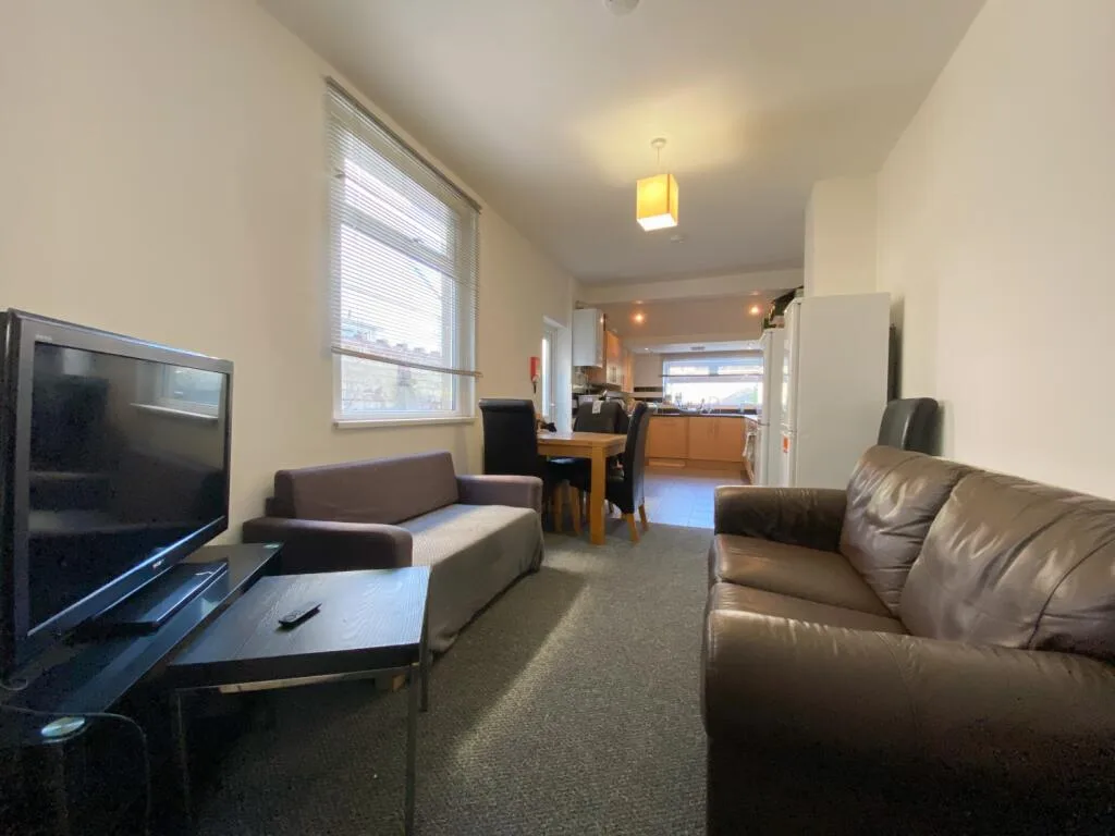 5 bedroom terraced house for rent