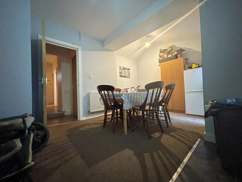 8 bedroom terraced house for rent