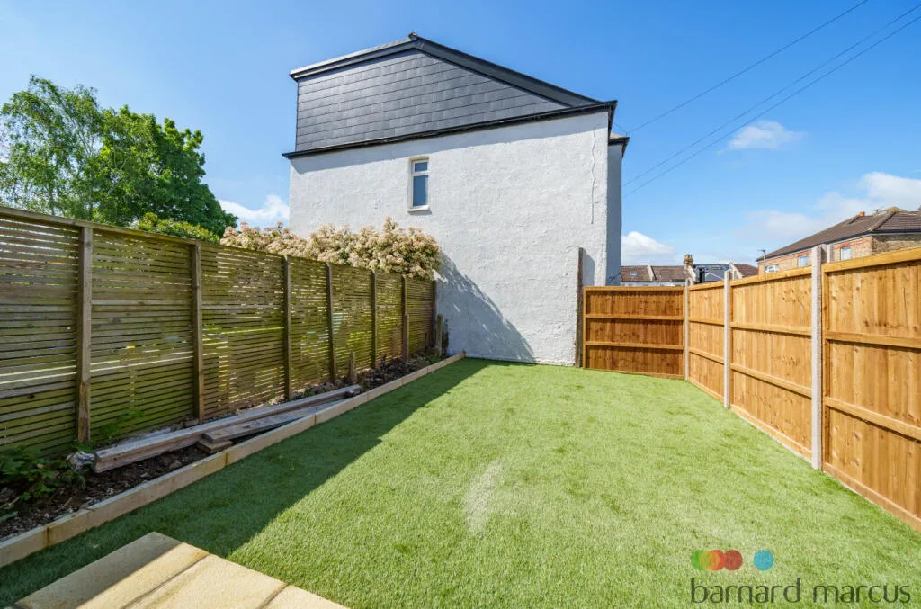 4 bedroom end of terrace house for rent