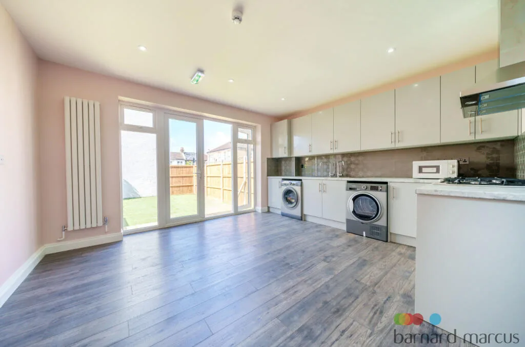 4 bedroom end of terrace house for rent