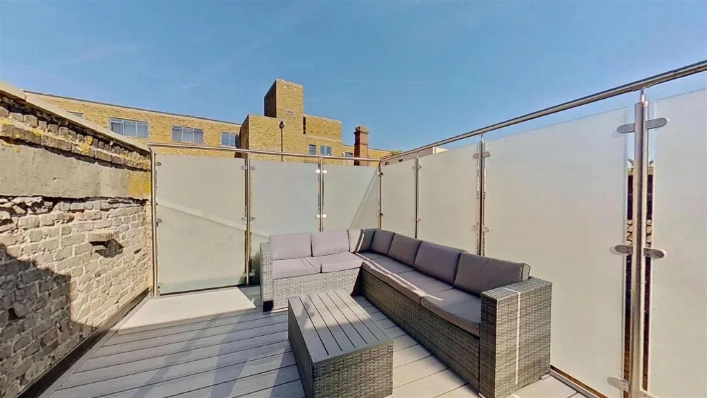 4 bedroom maisonette for rent