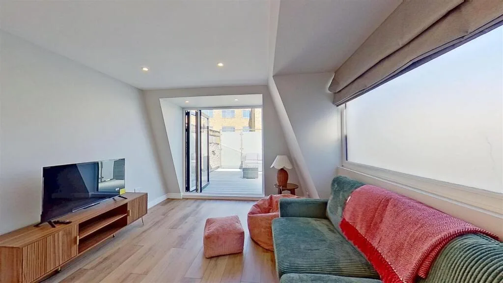 4 bedroom maisonette for rent