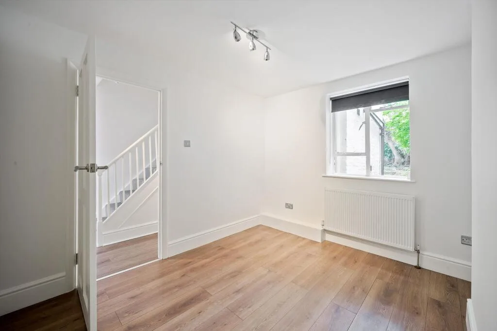 1 bedroom maisonette for rent