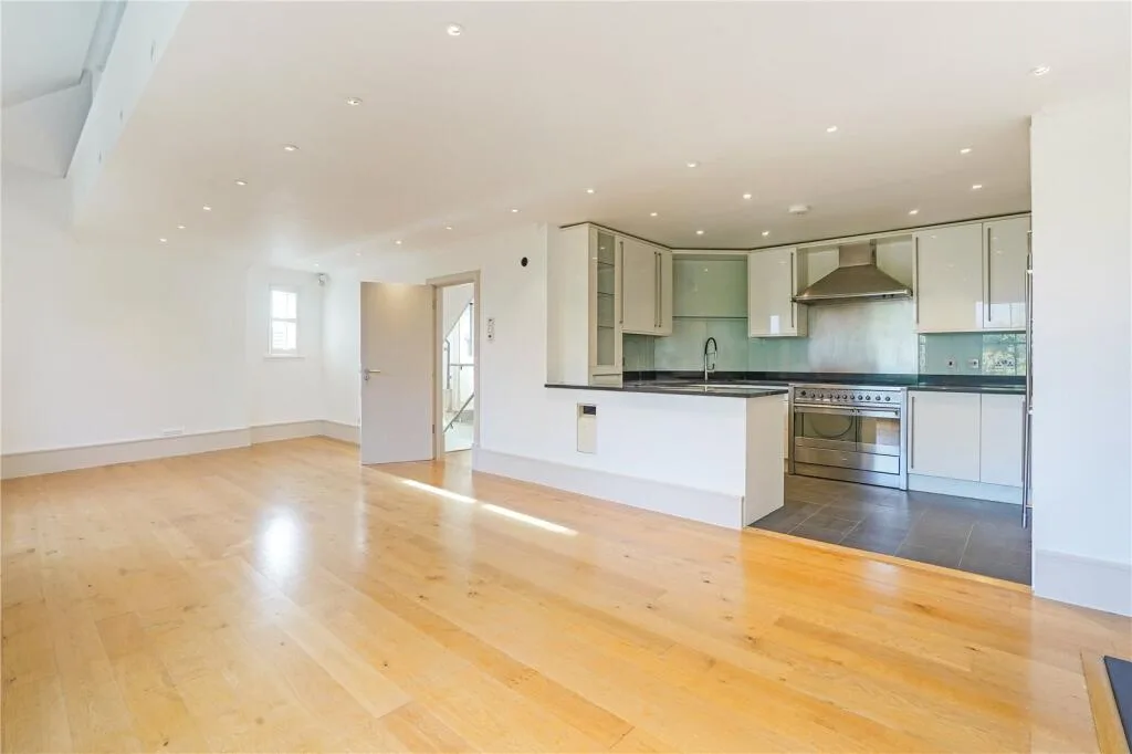 3 bedroom maisonette for rent