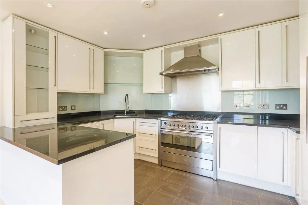 3 bedroom maisonette for rent