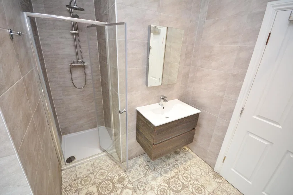 6 bedroom terraced house for rent