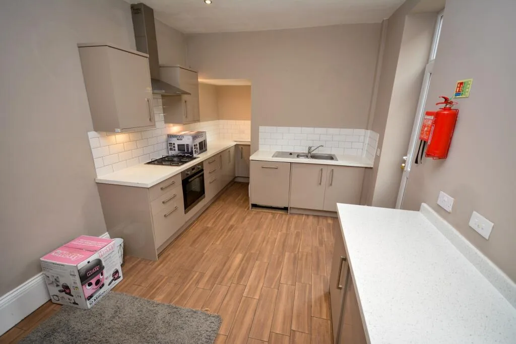 6 bedroom terraced house for rent