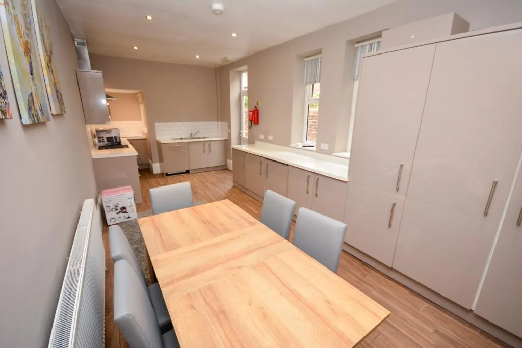 6 bedroom terraced house for rent