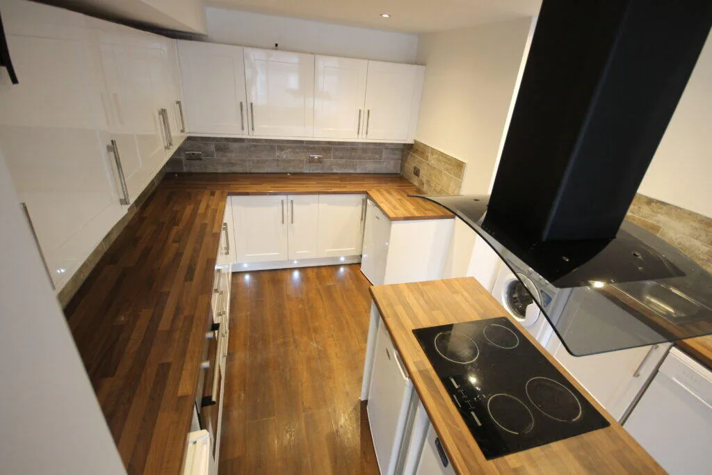 6 bedroom semi-detached house for rent