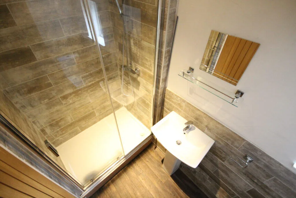 6 bedroom semi-detached house for rent