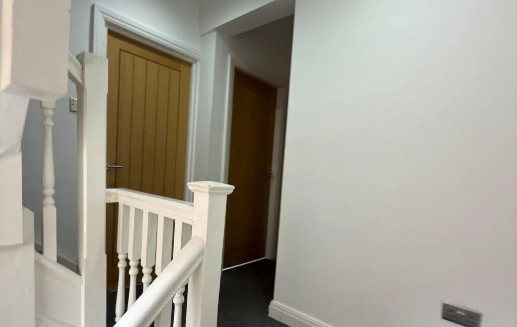 6 bedroom semi-detached house for rent