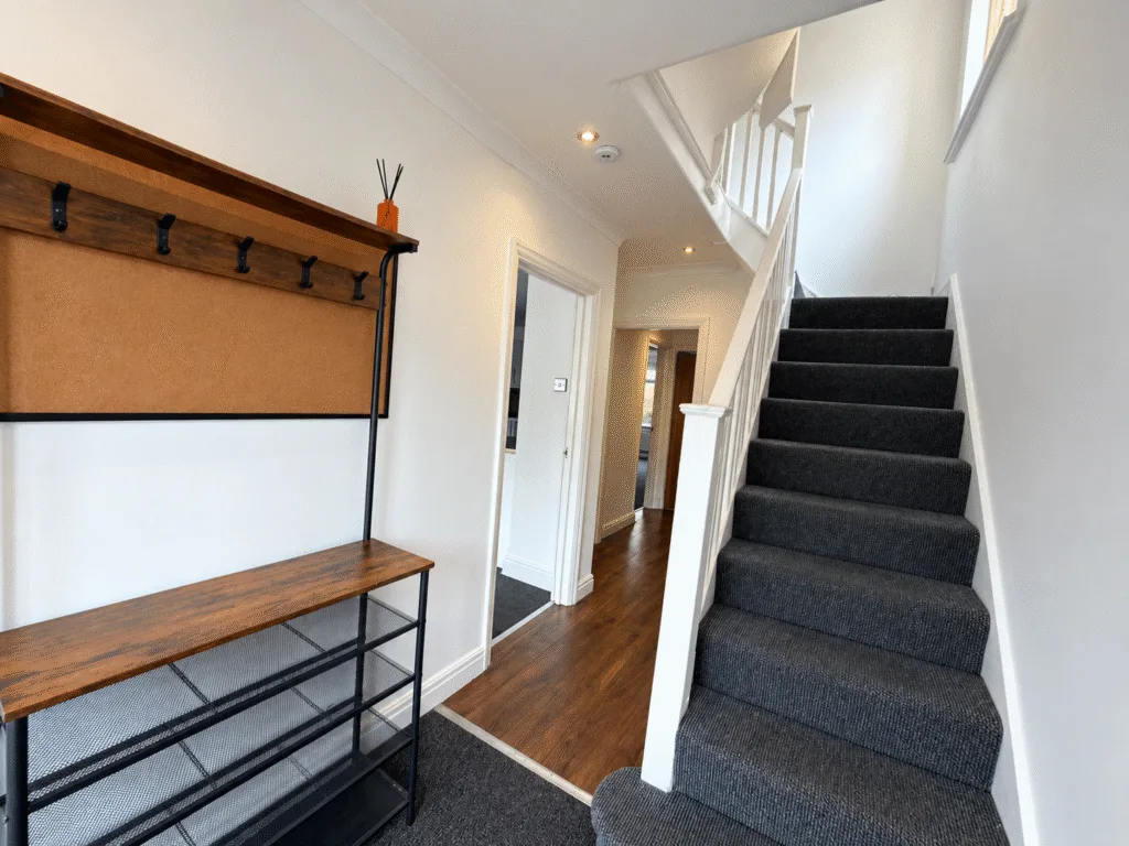 6 bedroom semi-detached house for rent