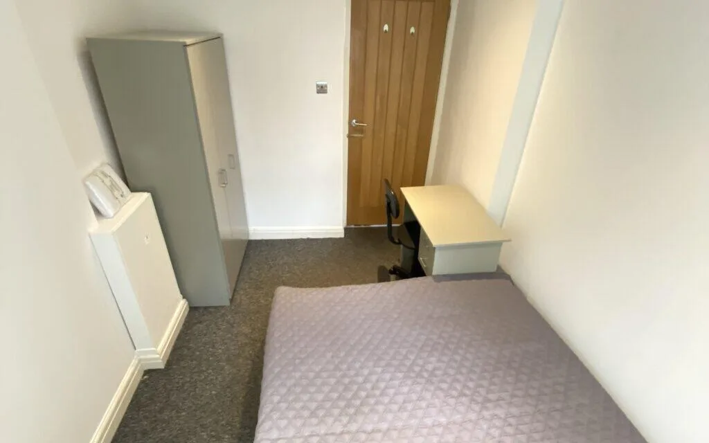 6 bedroom semi-detached house for rent