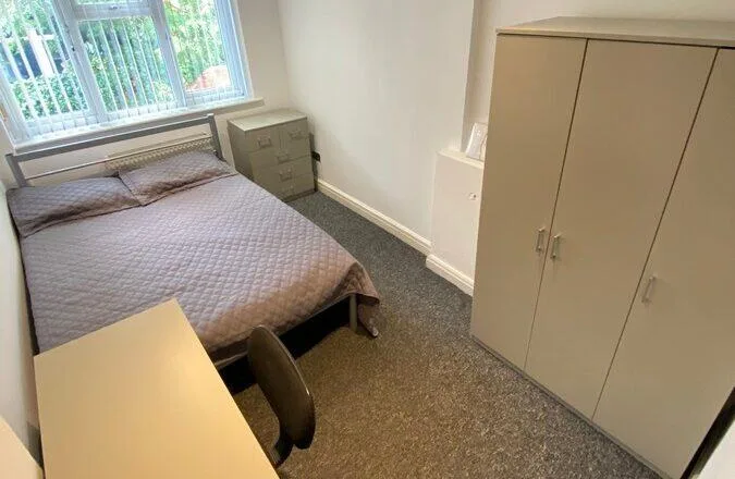 6 bedroom semi-detached house for rent
