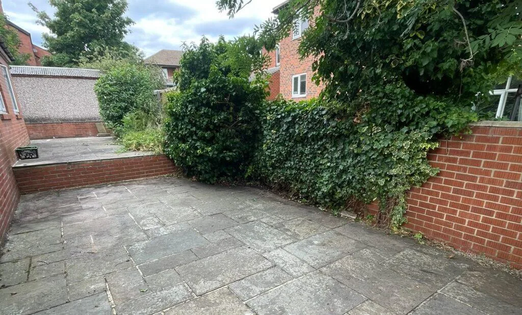 6 bedroom semi-detached house for rent