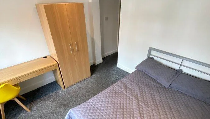 6 bedroom semi-detached house for rent