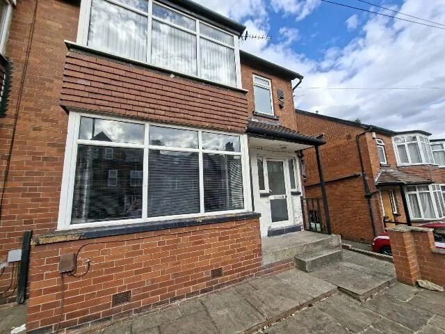 6 bedroom semi-detached house for rent