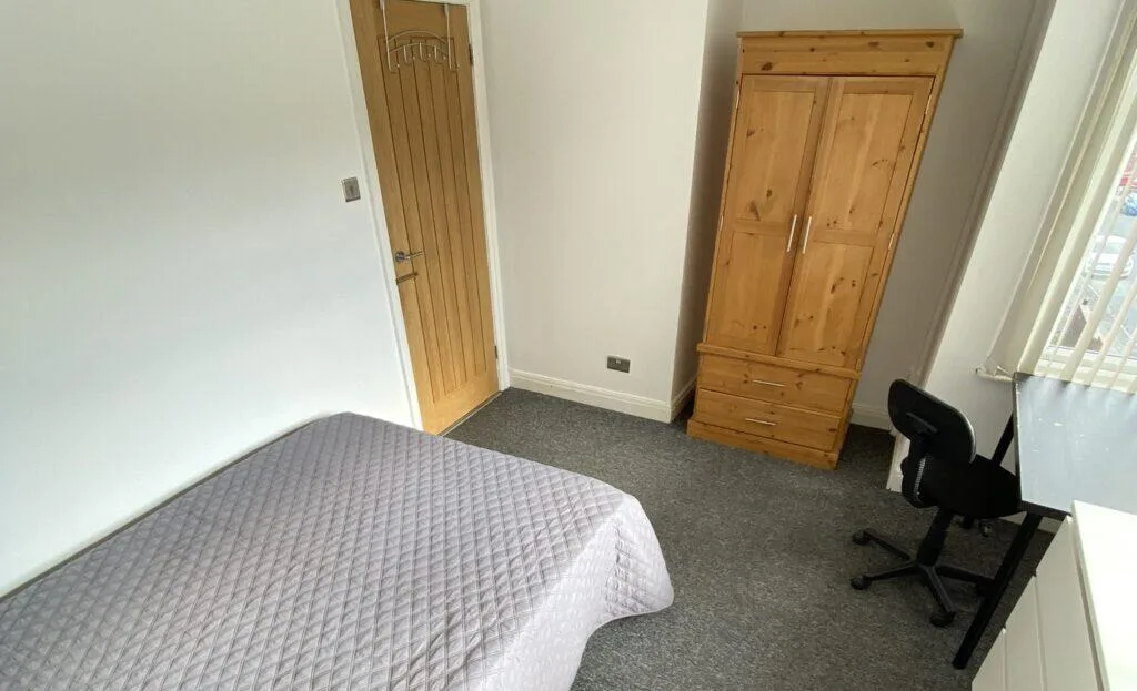 6 bedroom semi-detached house for rent