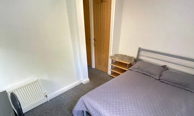 6 bedroom semi-detached house for rent
