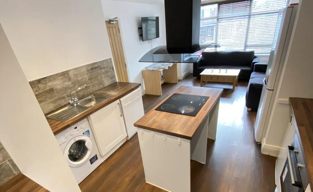 6 bedroom semi-detached house for rent