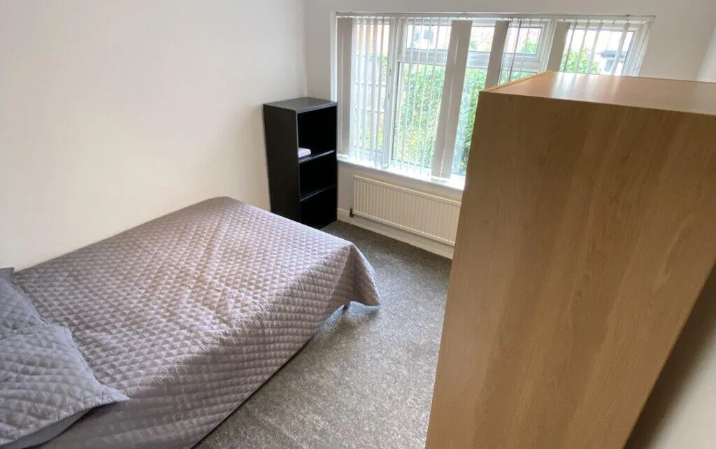 6 bedroom semi-detached house for rent