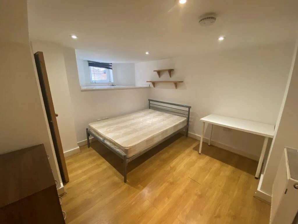 5 bedroom terraced house for rent