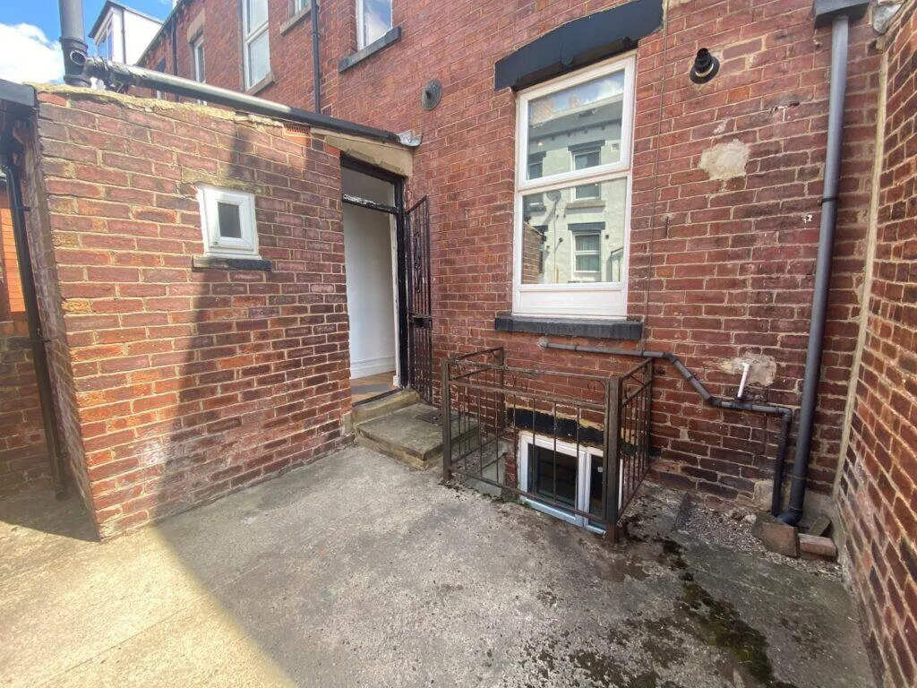 6 bedroom terraced house for rent