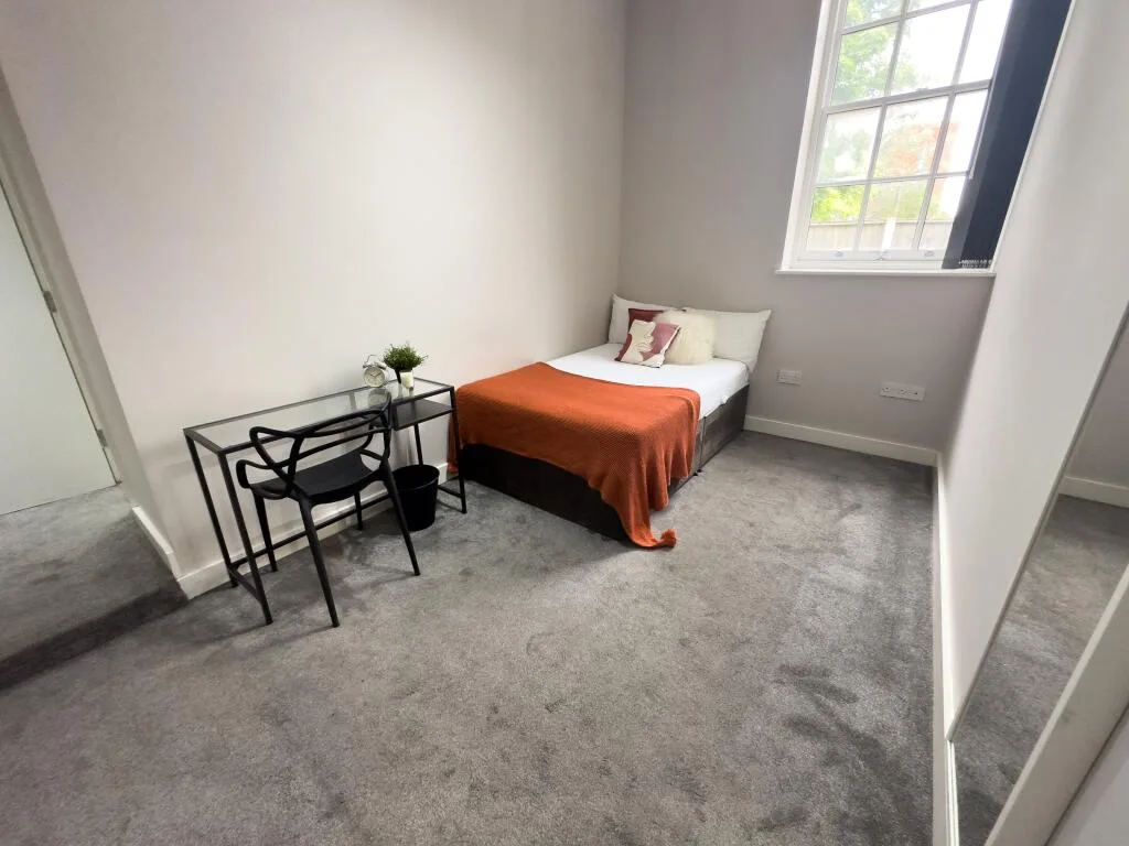 6 bedroom flat for rent