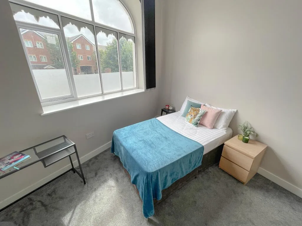 6 bedroom flat for rent