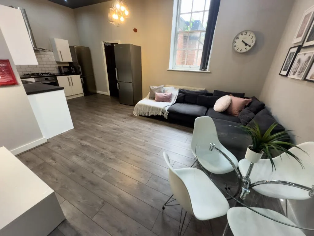 6 bedroom flat for rent