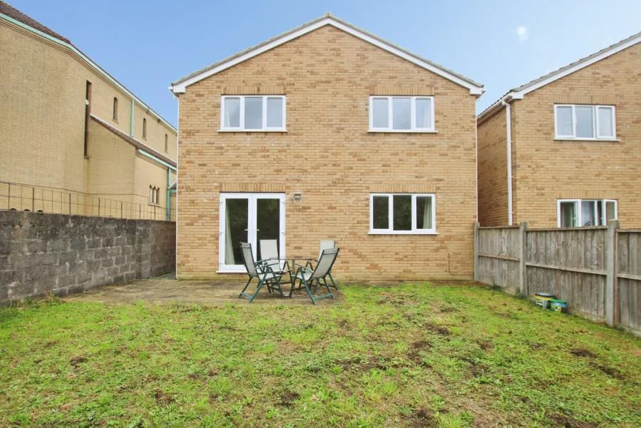 5 bedroom end of terrace house for rent