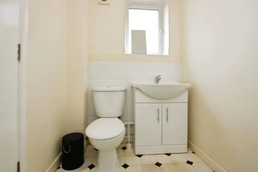 5 bedroom end of terrace house for rent