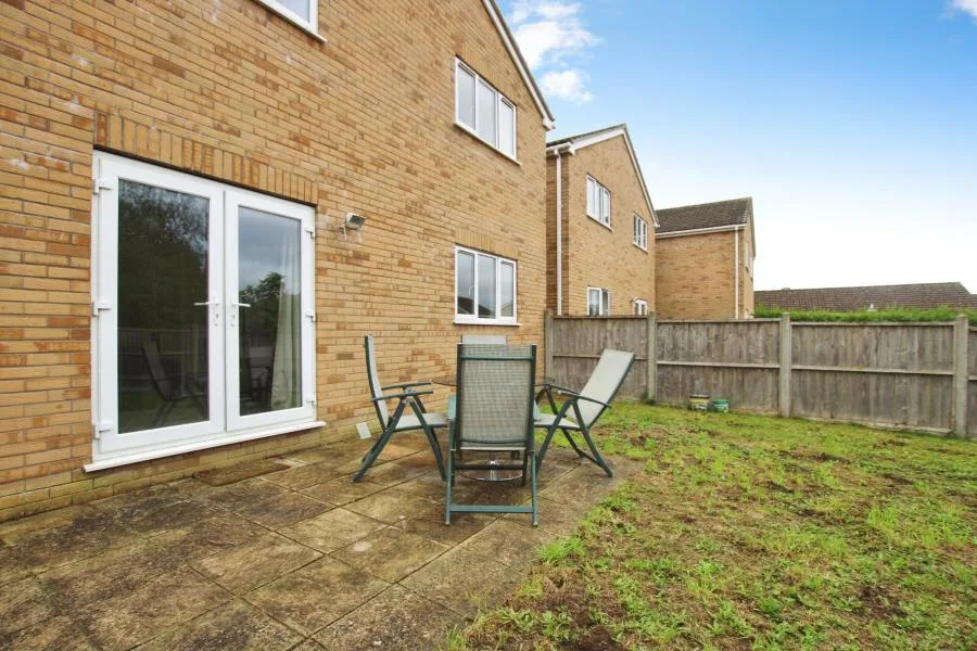 5 bedroom end of terrace house for rent