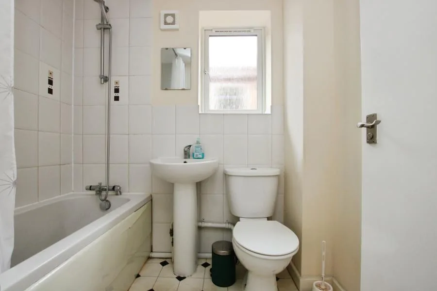 5 bedroom end of terrace house for rent