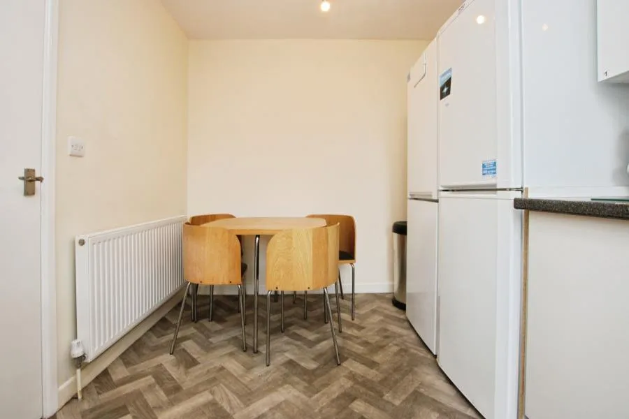 5 bedroom end of terrace house for rent