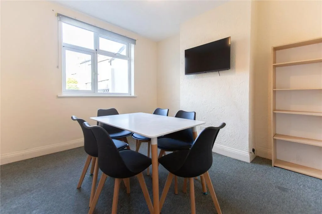 5 bedroom terraced house for rent