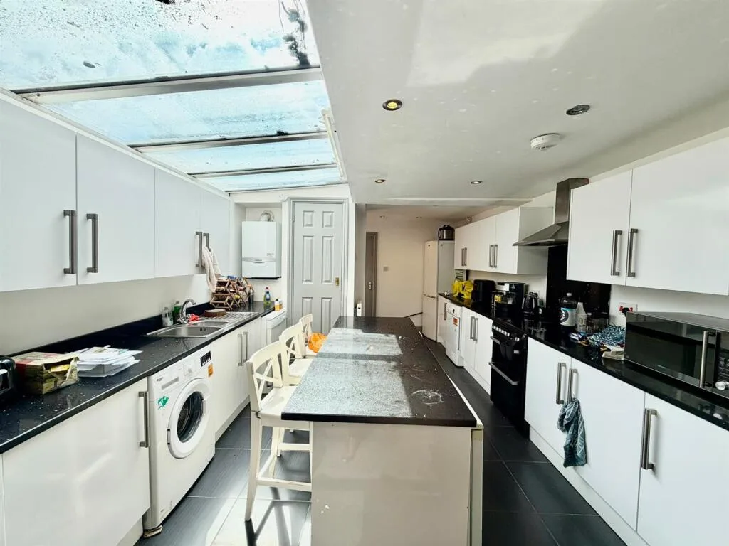 6 bedroom terraced house for rent