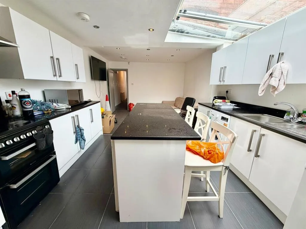 6 bedroom terraced house for rent