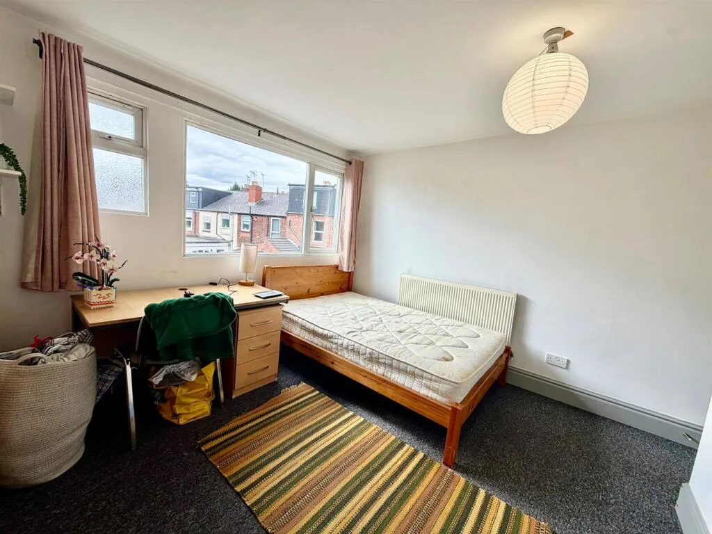 6 bedroom terraced house for rent