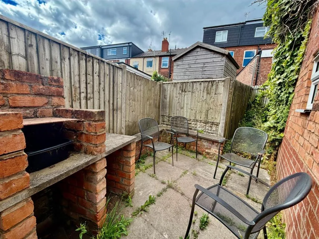 6 bedroom terraced house for rent