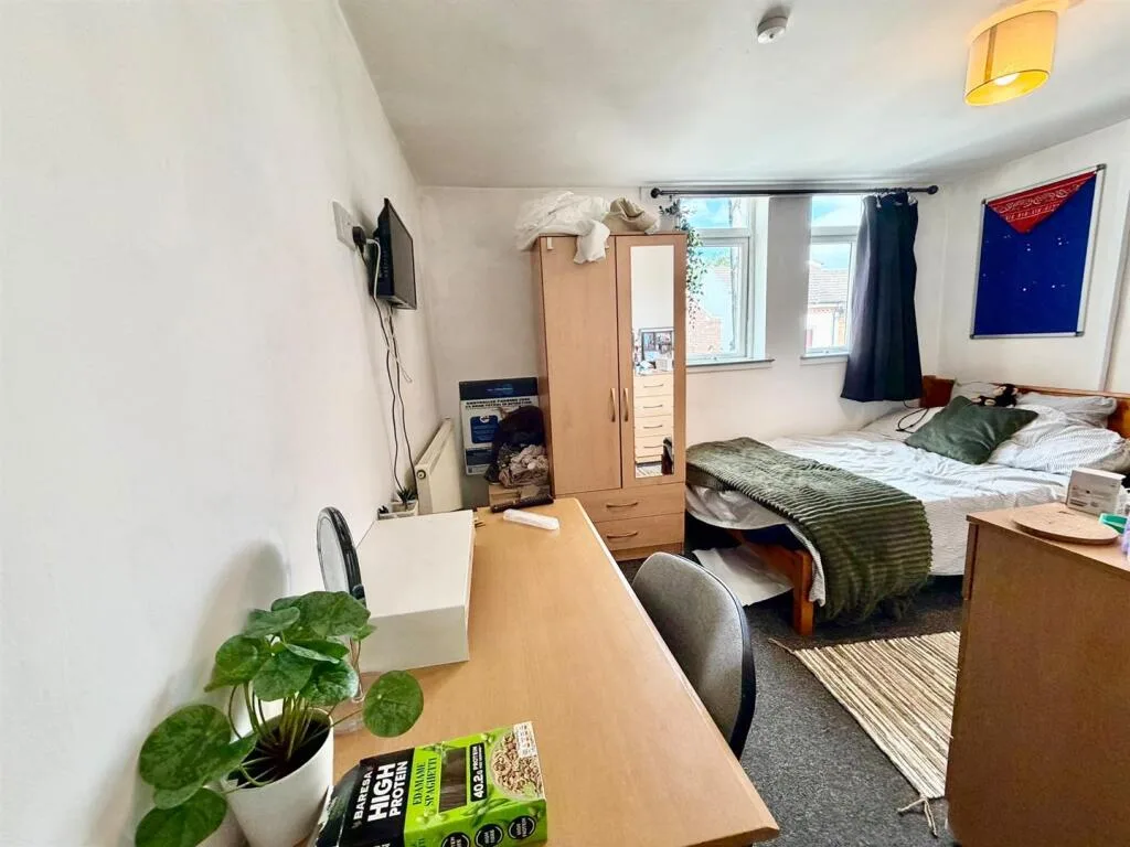 6 bedroom terraced house for rent