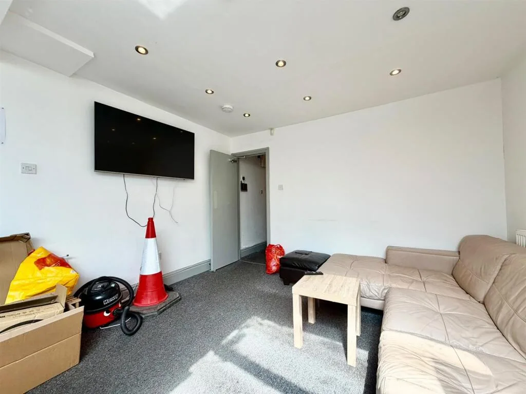 6 bedroom terraced house for rent