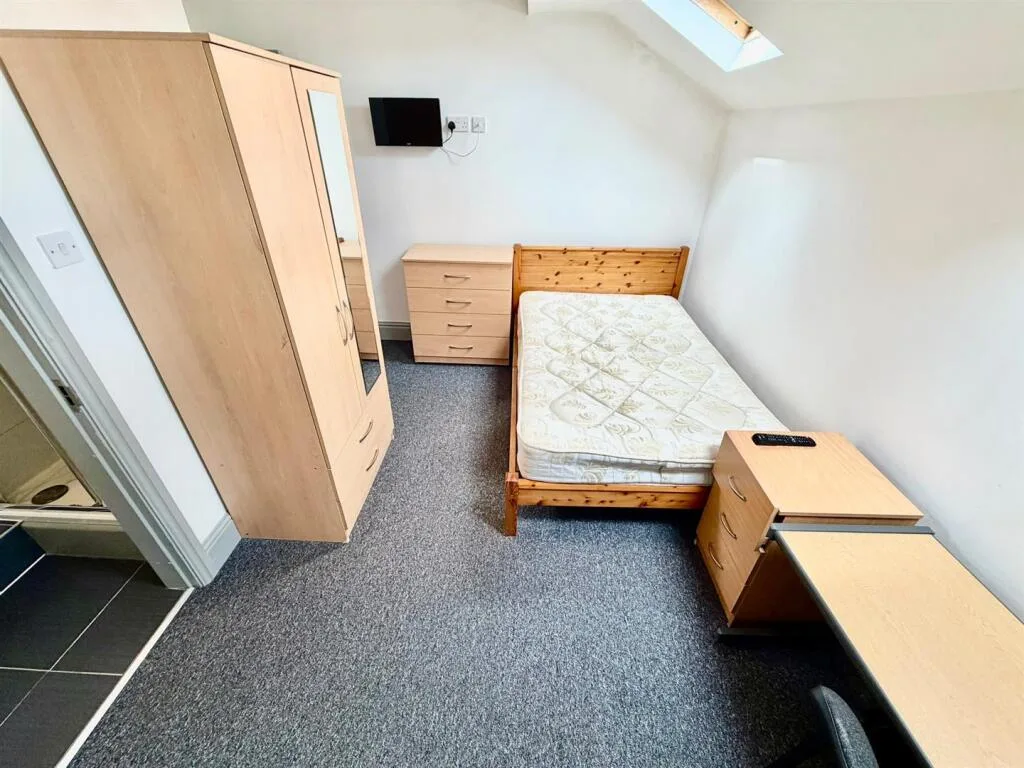 6 bedroom terraced house for rent
