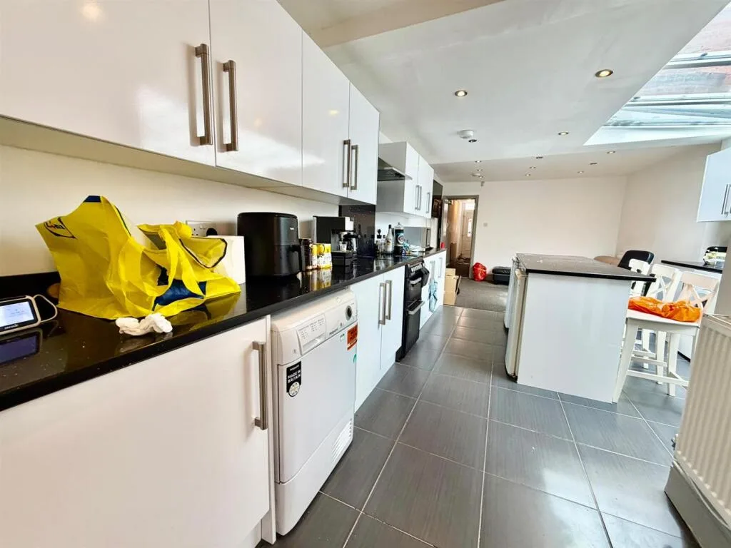 6 bedroom terraced house for rent