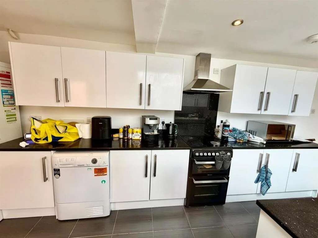6 bedroom terraced house for rent