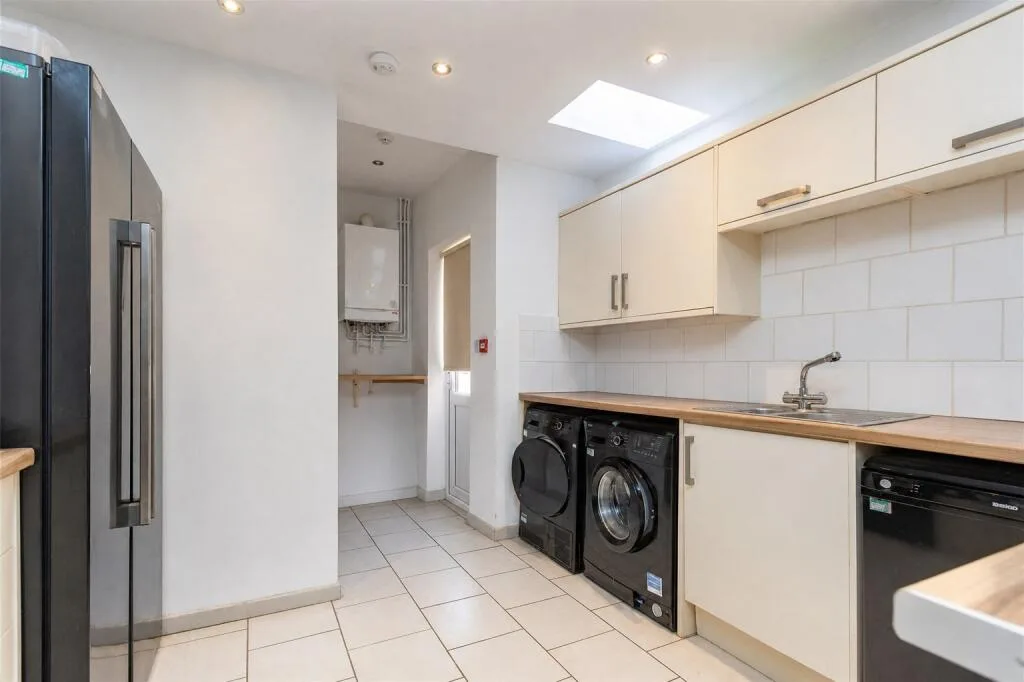 5 bedroom terraced house for rent