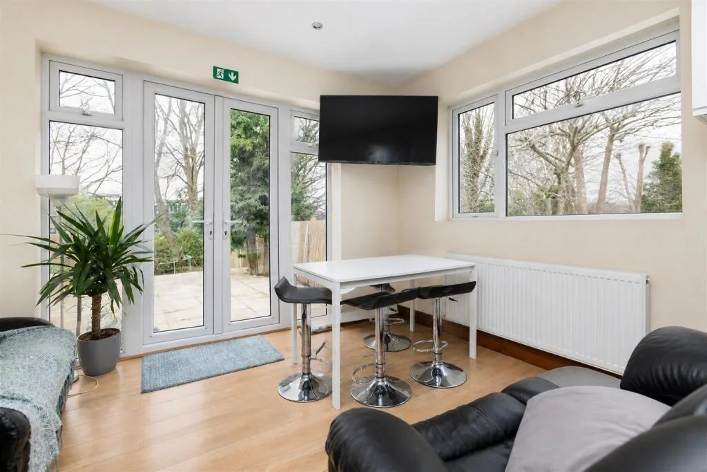 8 bedroom house for rent
