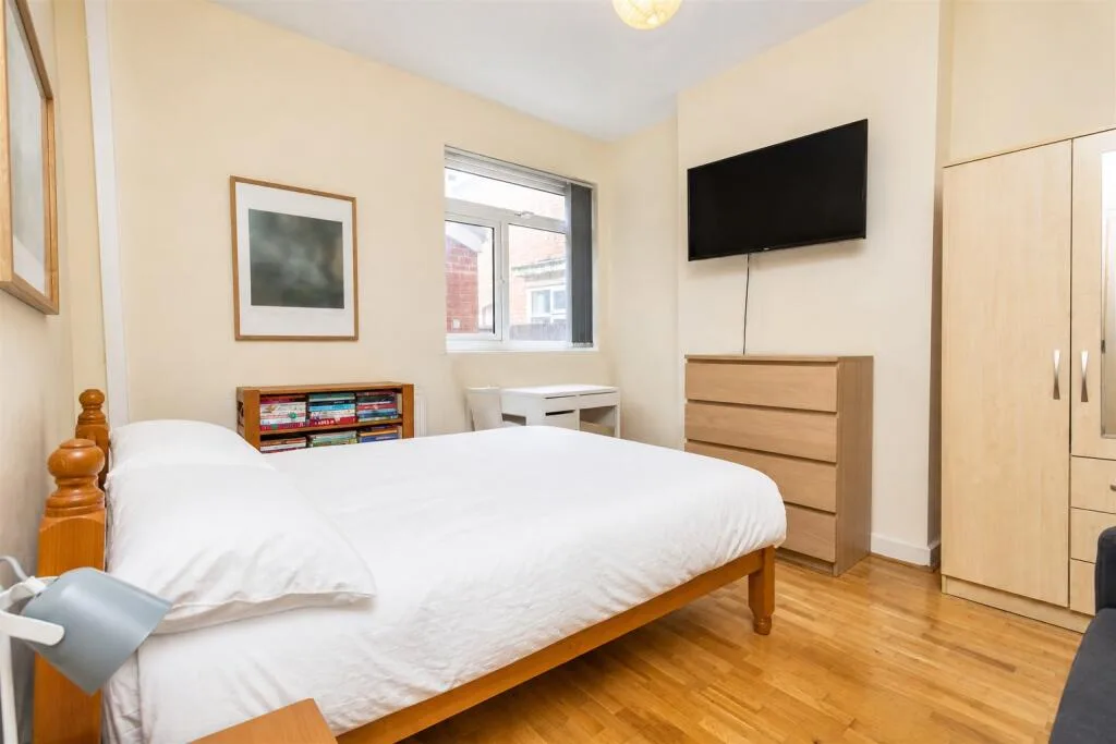 8 bedroom house for rent