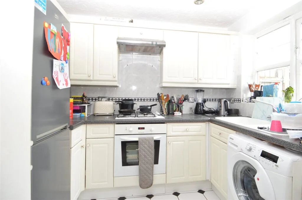 3 bedroom end of terrace house for rent