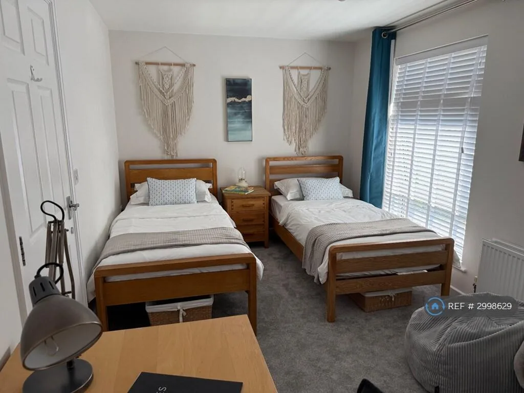 3 bedroom end of terrace house for rent